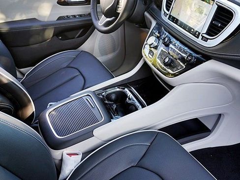 New 2023 Chrysler Pacifica Limited image 15