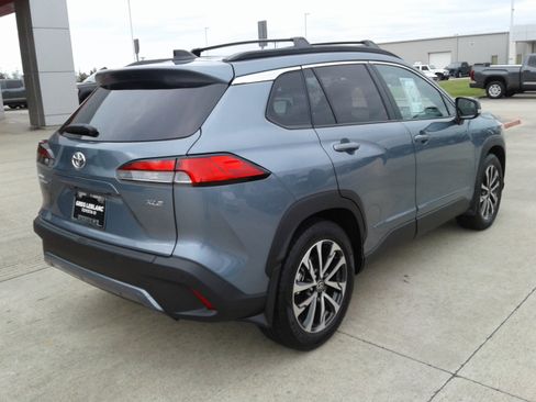 Used 2025 Toyota Corolla Cross XLE image 7