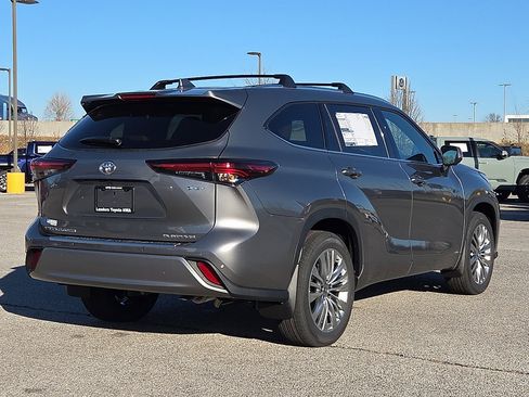 New 2026 Toyota Highlander Platinum image 4