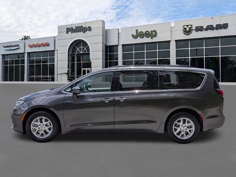 Certified 2022 Chrysler Pacifica Touring-L w/ Uconnect Theater Family Group FWD image 6