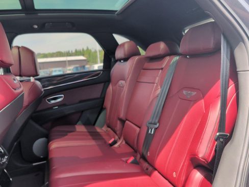 Used 2022 Bentley Bentayga AWD/4WD image 12
