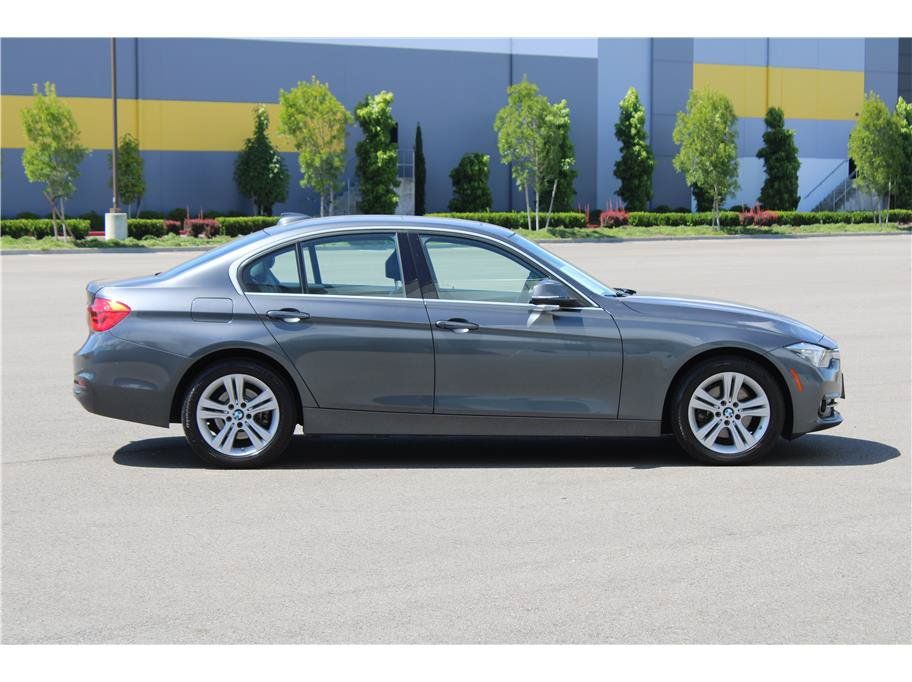 Used 2018 BMW 328d xDrive Sedan w/ Convenience Package AWD/4WD image 4