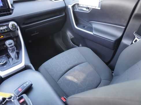 Used 2025 Toyota RAV4 XLE AWD/4WD image 17