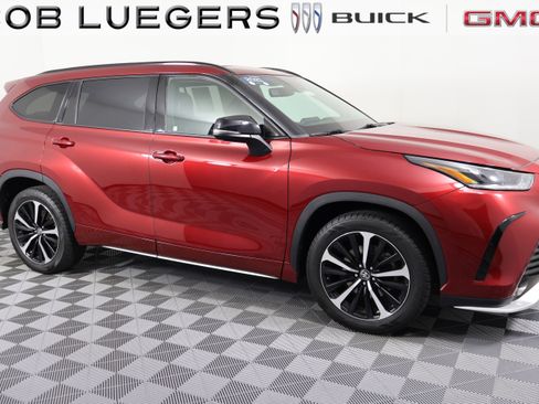 Used 2021 Toyota Highlander XSE AWD/4WD image 2