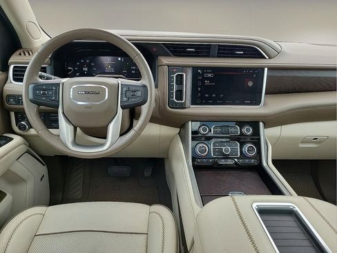 Used 2022 GMC Yukon XL Denali w/ Denali Premium Package AWD/4WD image 11