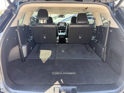 Used 2022 Toyota Highlander XLE AWD/4WD image 30