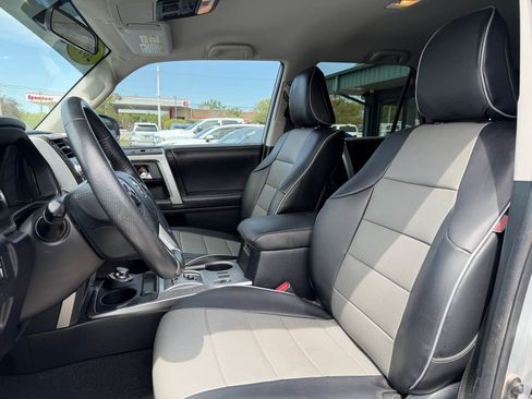 Used 2018 Toyota 4Runner SR5 AWD/4WD image 15
