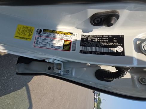Used 2021 Toyota Highlander XLE AWD/4WD image 25