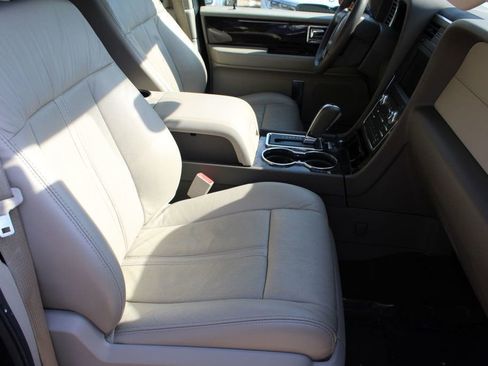 Used 2015 Lincoln Navigator 2WD image 18