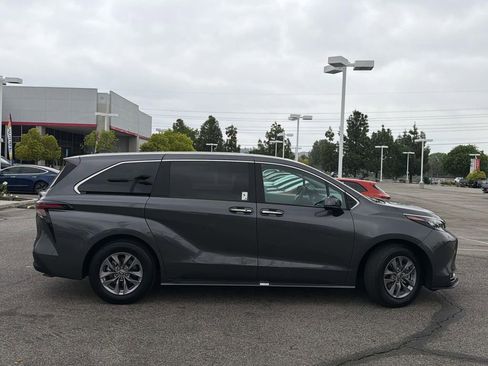 Used 2025 Toyota Sienna XLE image 3