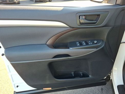 Used 2019 Toyota Highlander LE image 14