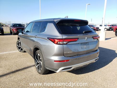 Used 2024 Mitsubishi Outlander SE Black Edition image 5