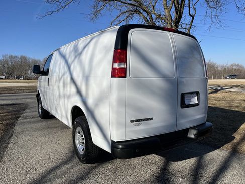 Used 2021 Chevrolet Express 3500 w/ Driver Convenience Package image 3