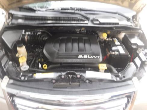 Used 2011 Chrysler Town & Country Touring-L w/ Trailer Tow Group FWD image 18