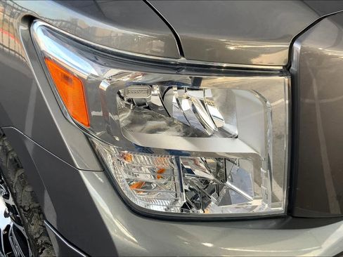 Used 2021 Nissan Titan SV w/ SV Convenience Package image 27
