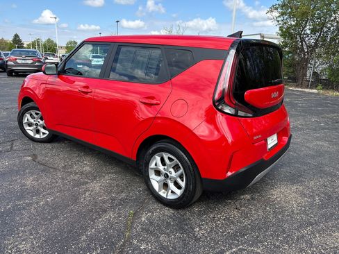 Used 2025 Kia Soul LX w/ LX Technology Package FWD image 3