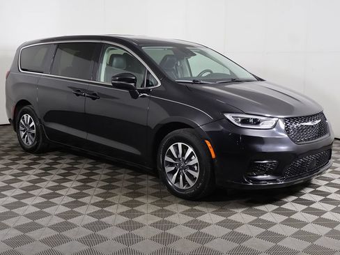 Used 2023 Chrysler Pacifica Touring-L FWD image 51