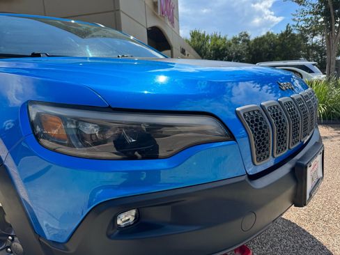 Used 2019 Jeep Cherokee Trailhawk AWD/4WD image 2