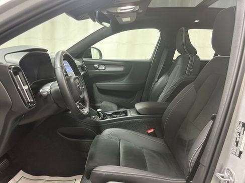 Used 2025 Volvo XC40 B5 Plus image 10