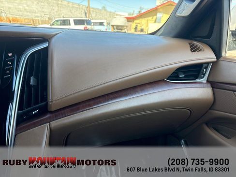 Used 2017 Cadillac Escalade Platinum AWD/4WD image 18