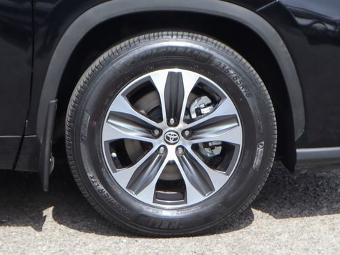 Used 2021 Toyota Highlander XLE AWD/4WD image 43