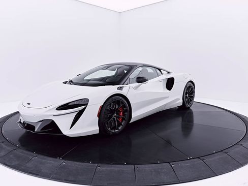 Used 2024 McLaren Artura RWD image 12