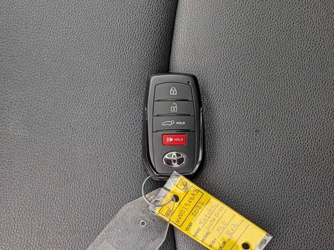 Used 2022 Toyota Corolla Cross XLE image 35