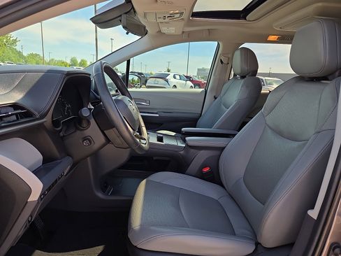 Used 2023 Toyota Sienna Limited AWD/4WD image 17
