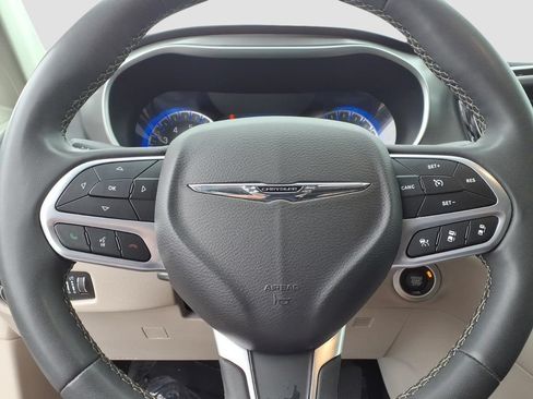 Used 2023 Chrysler Pacifica Touring-L FWD image 24