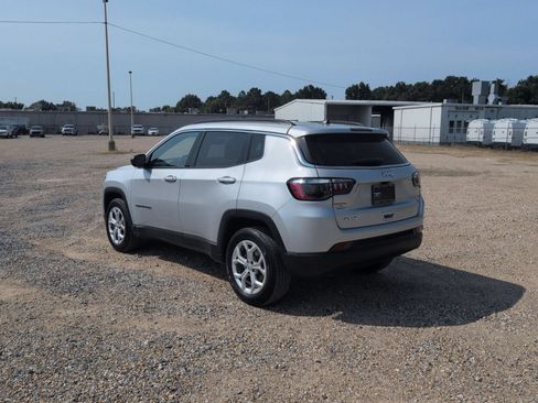 Used 2024 Jeep Compass Latitude AWD/4WD image 3