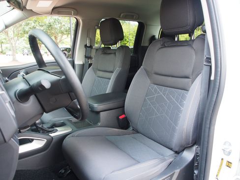 Used 2025 Nissan Frontier SV RWD image 16