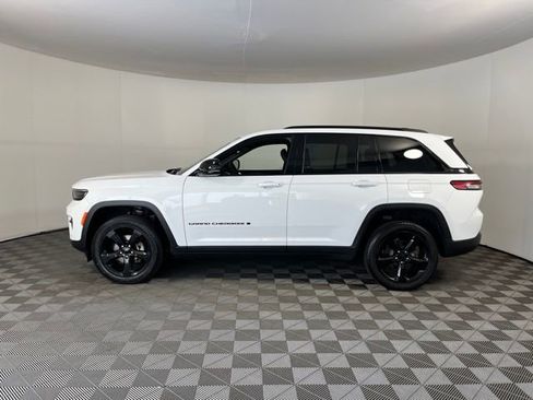 Used 2023 Jeep Grand Cherokee Altitude AWD/4WD image 4