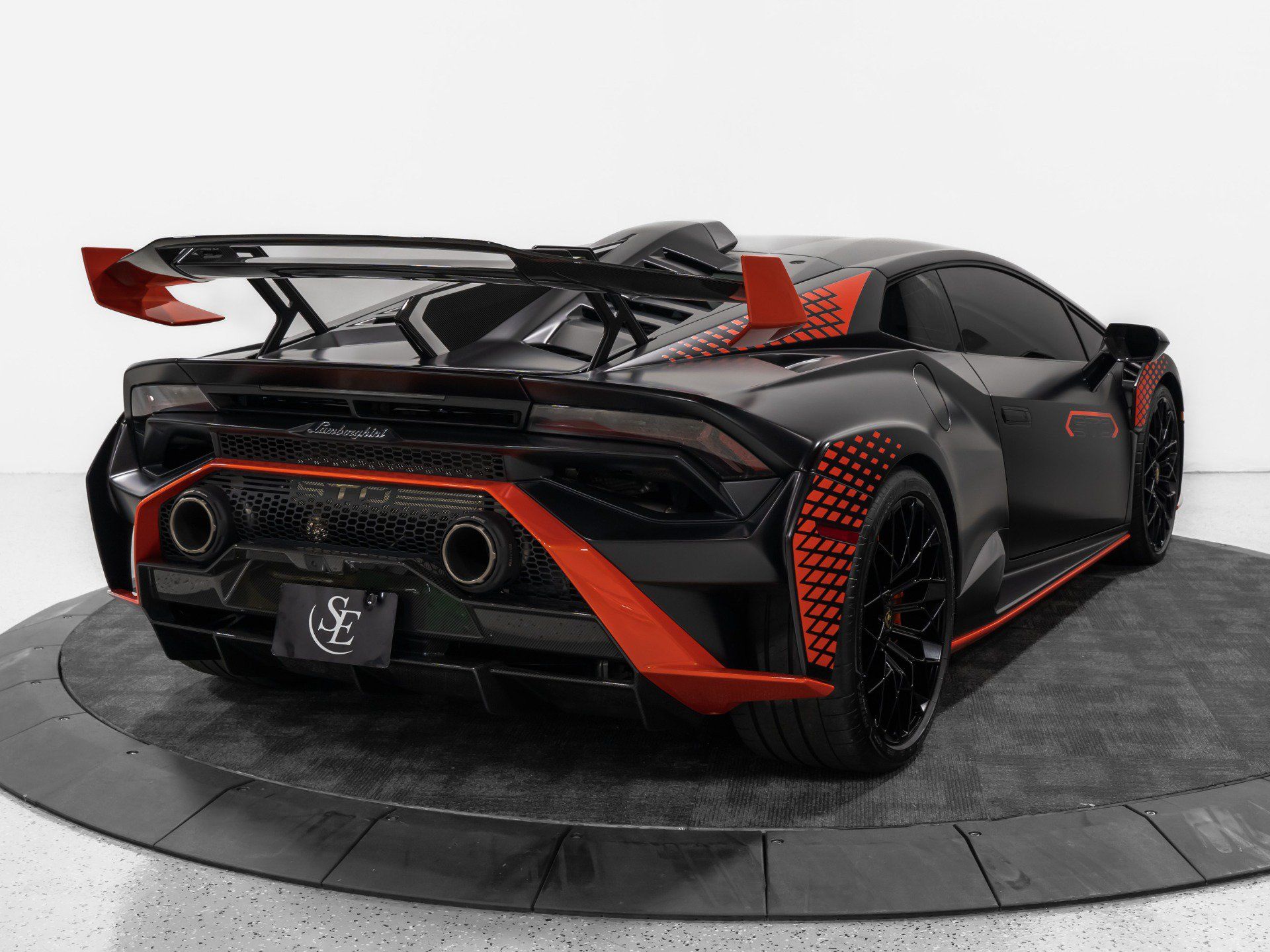 Used 2024 Lamborghini Huracan STO RWD image 8