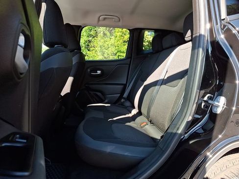 Used 2023 Jeep Renegade Latitude AWD/4WD image 10