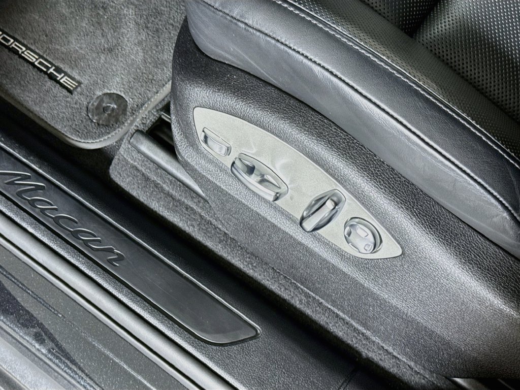 Certified 2025 Porsche Macan AWD/4WD image 23