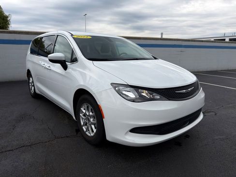 Used 2022 Chrysler Voyager LX FWD image 7