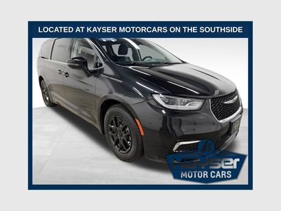 Used 2022 Chrysler Pacifica Touring-L w/ Uconnect Theater Family Group