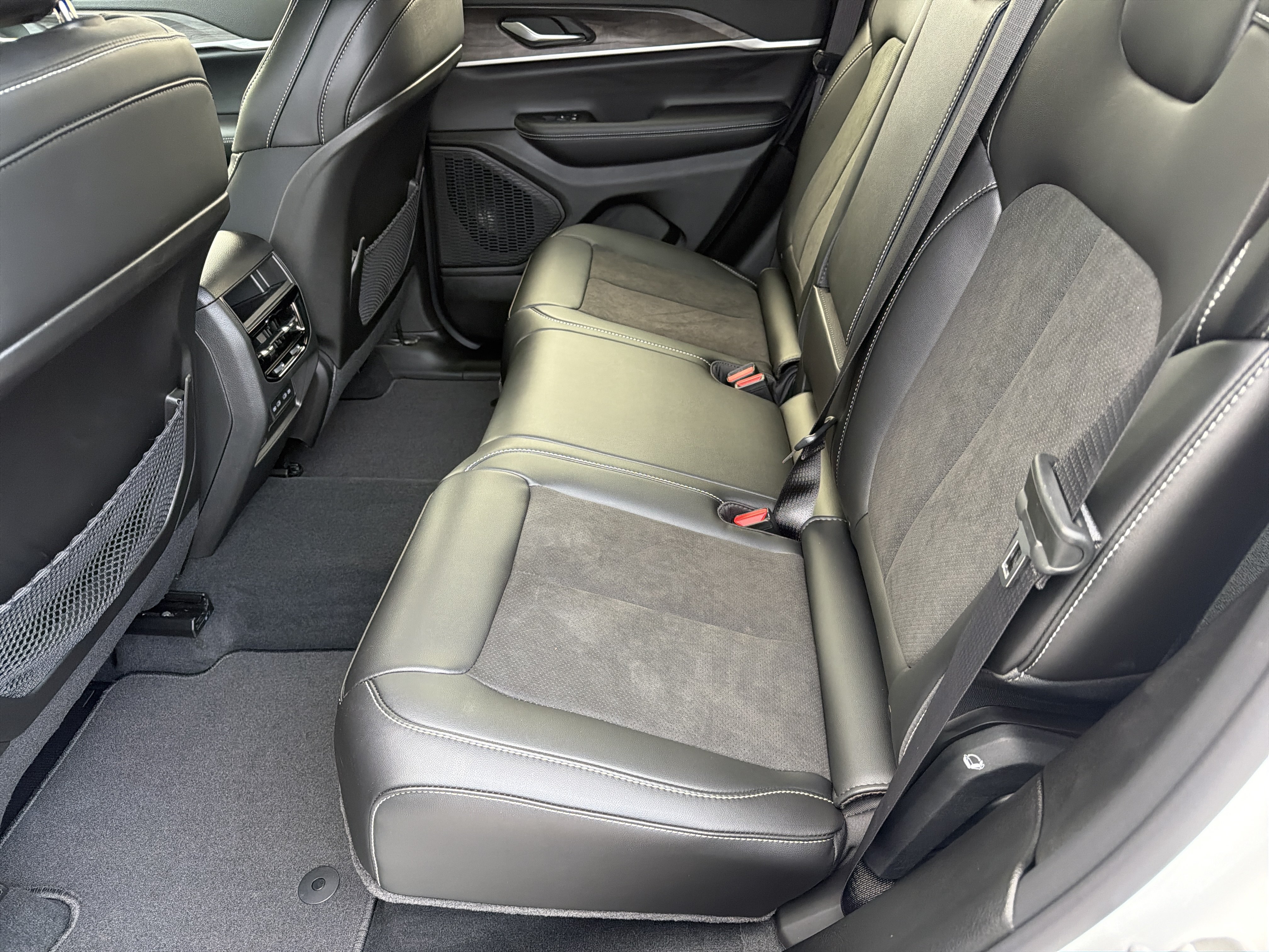 New 2027 Jeep Grand Cherokee Altitude AWD/4WD image 20