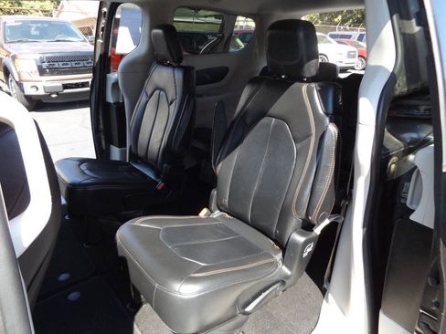 Used 2017 Chrysler Pacifica Touring-L FWD image 14