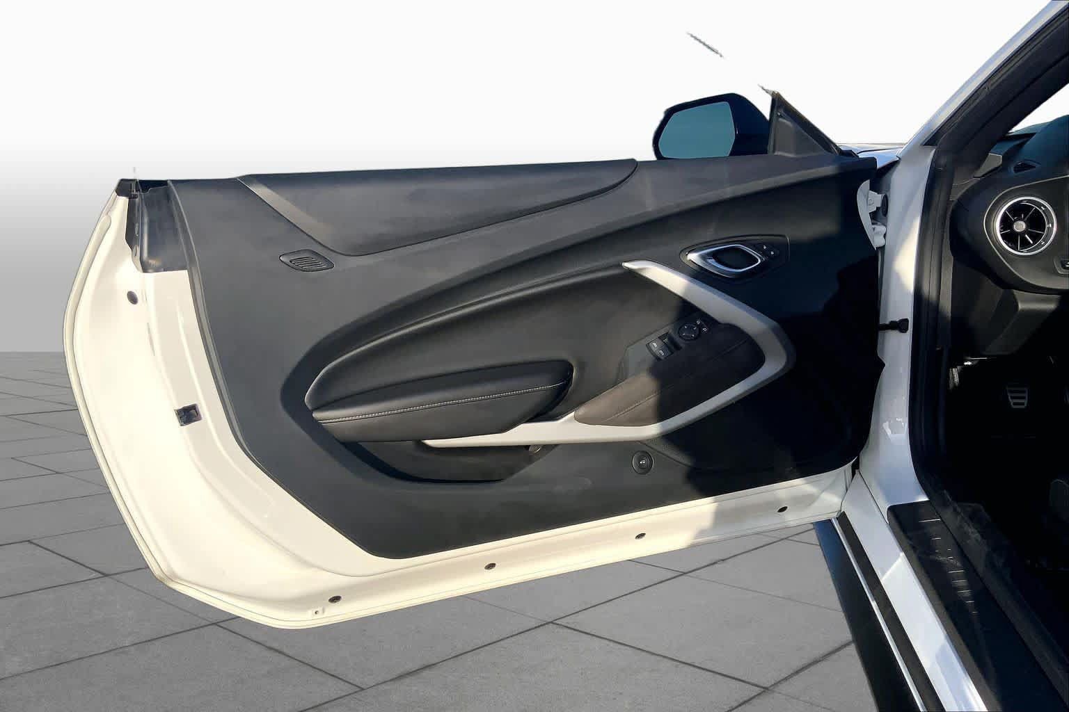 Used 2018 Chevrolet Camaro SS RWD image 21