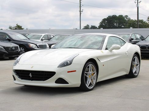 Used 2015 Ferrari California T image 5