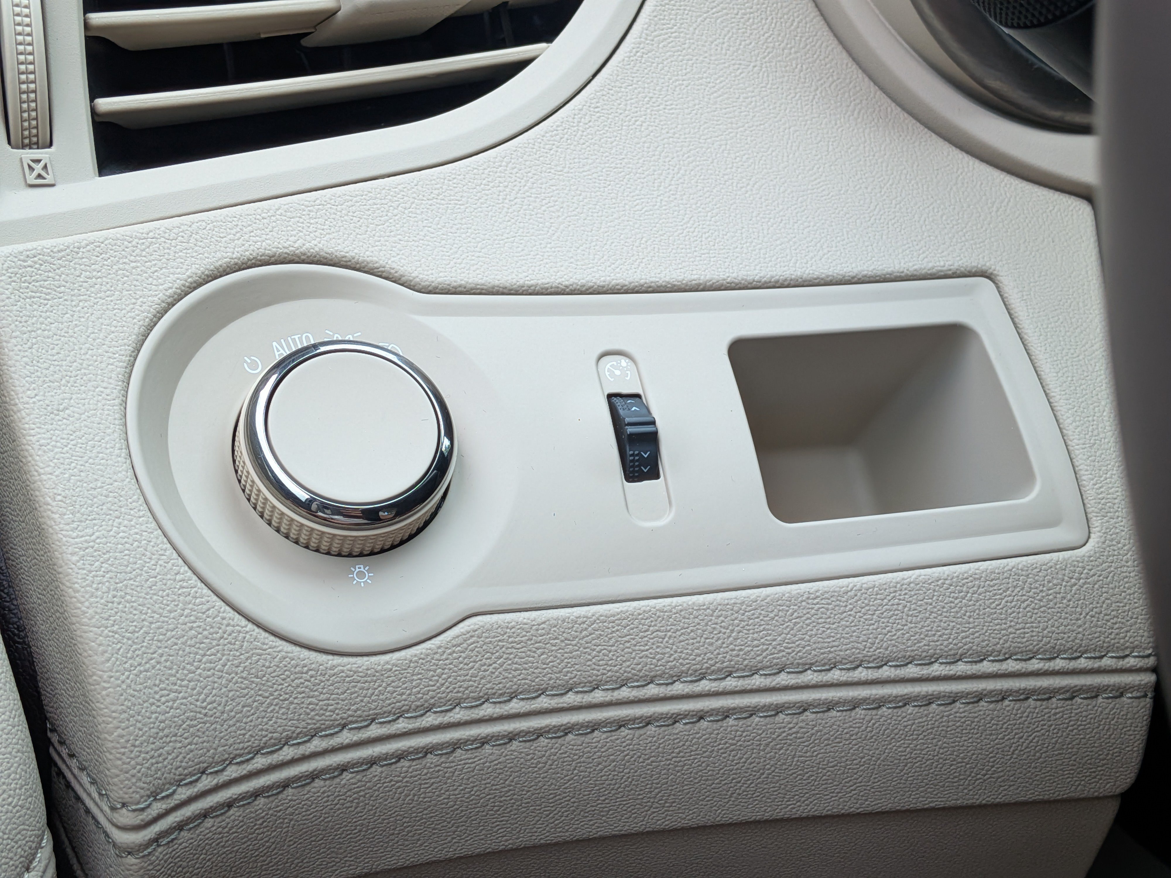 Used 2014 Buick LaCrosse Leather FWD image 23
