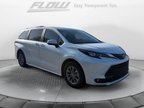 Used 2025 Toyota Sienna XLE image 1