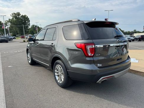 Used 2017 Ford Explorer XLT w/ Equipment Group 202A FWD image 5