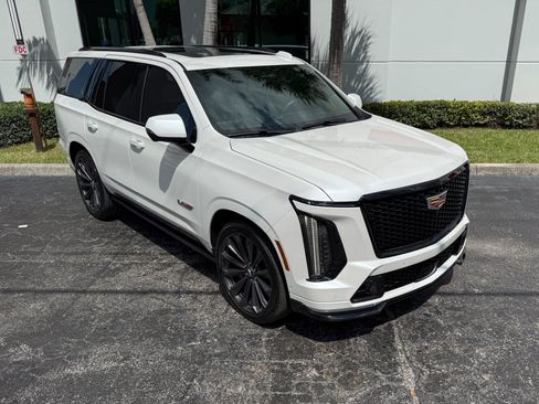 Used 2025 Cadillac Escalade V AWD/4WD image 6