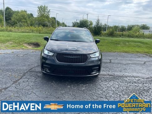 Used 2025 Chrysler Pacifica Limited FWD image 9