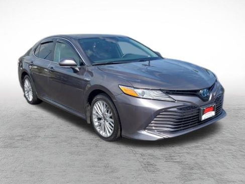 Certified 2020 Toyota Camry XLE FWD image 3