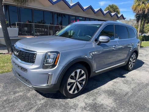 Used 2022 Kia Telluride EX w/ EX Premium Package FWD image 3