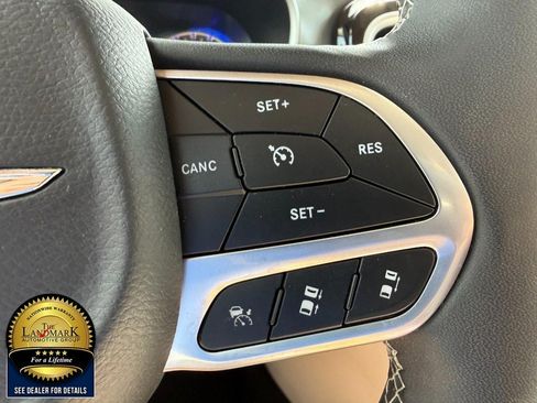 Used 2024 Chrysler Pacifica Touring-L FWD image 11