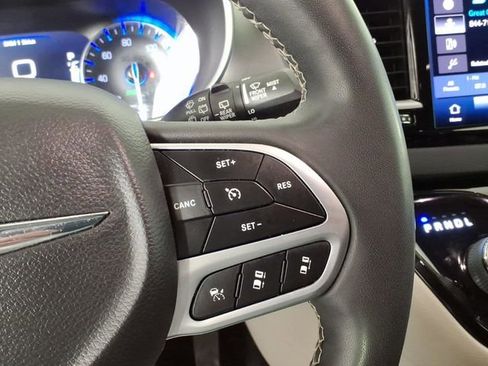 Used 2022 Chrysler Pacifica Touring-L FWD image 18